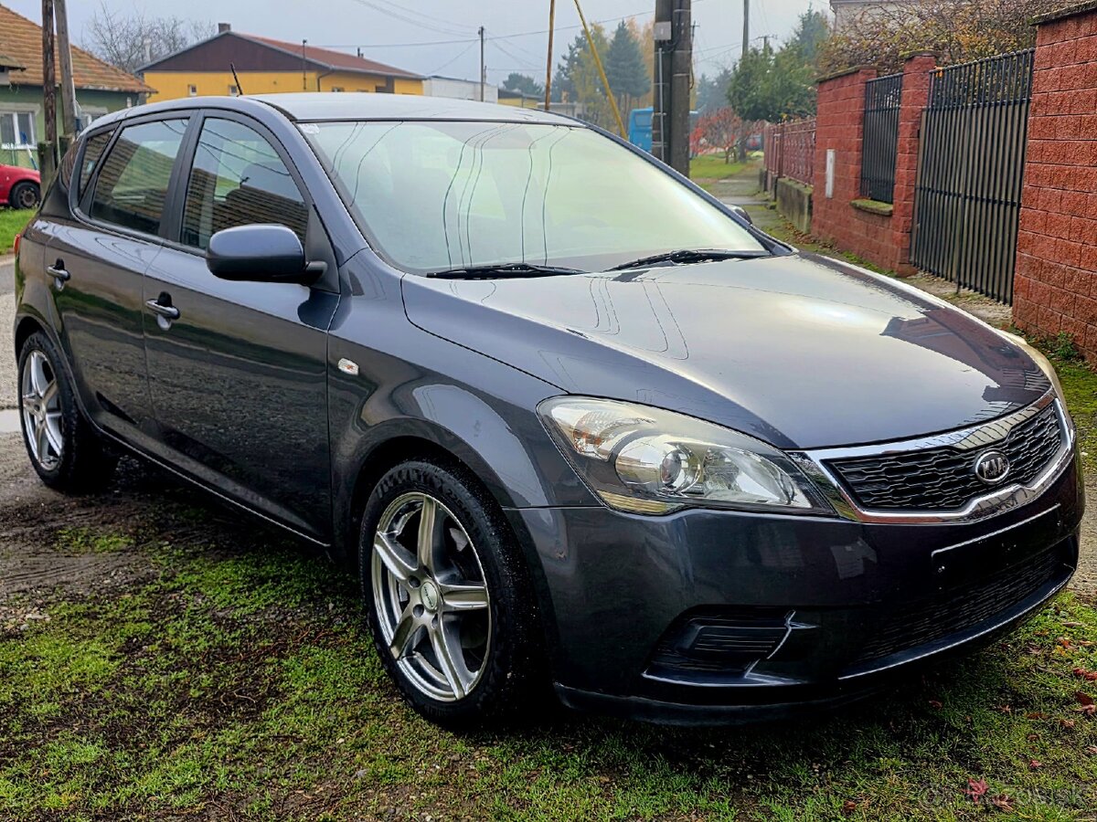 Kia Ceed 1.4 CVVT • Facelift 2011 • 172 tisíc KM • Nová STK - 9
