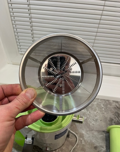 Odšťavovač Bosch MES25G0 700w - 9