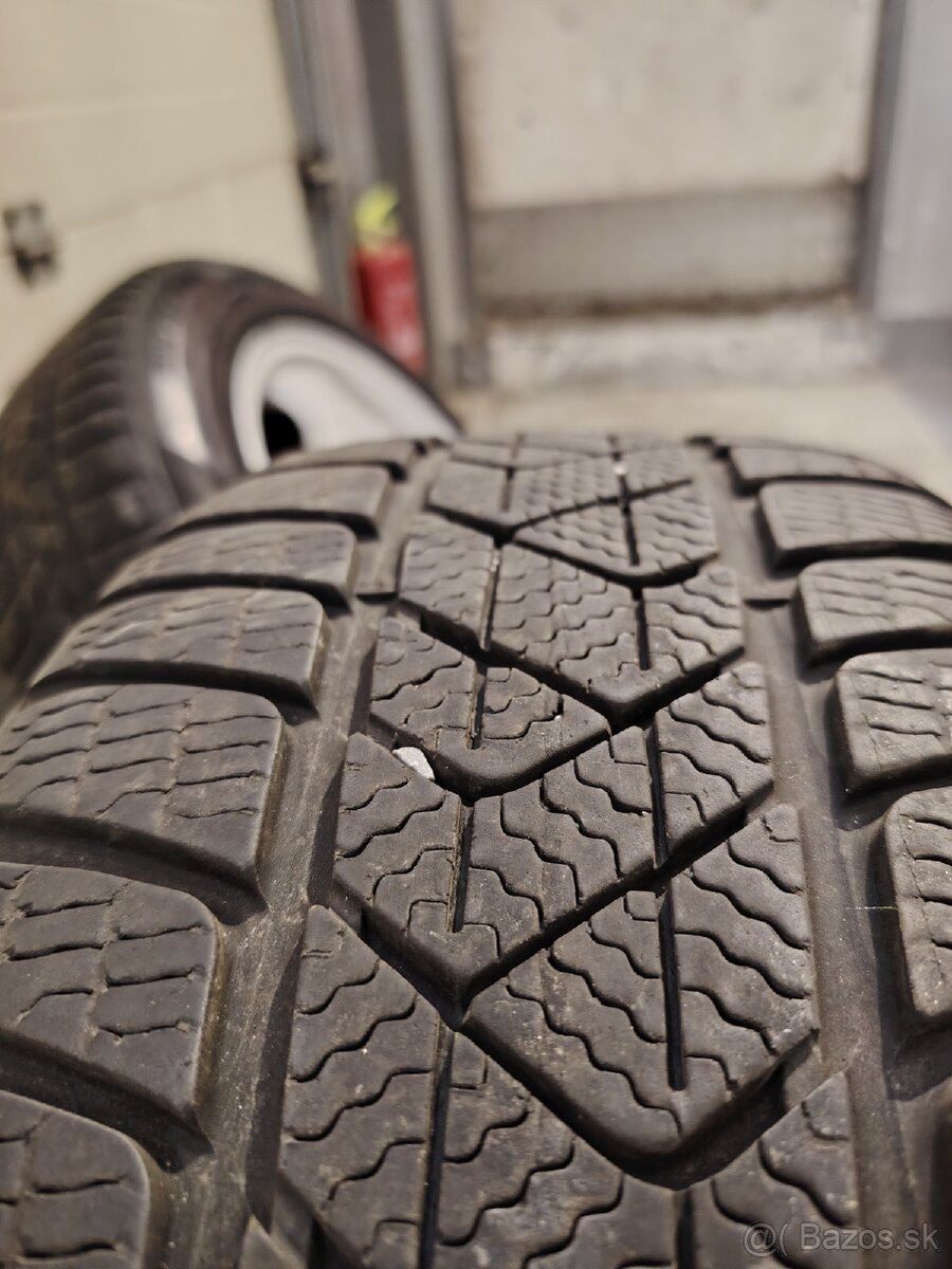 Pirelli zimné 205/60 R16 na diskoch Mercedes - 9