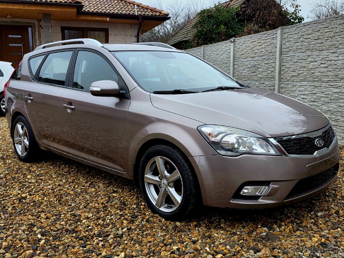 Kia Ceed SW • 1.4i • Facelift 2011 • 59 tisíc KM • Nová STK - 9