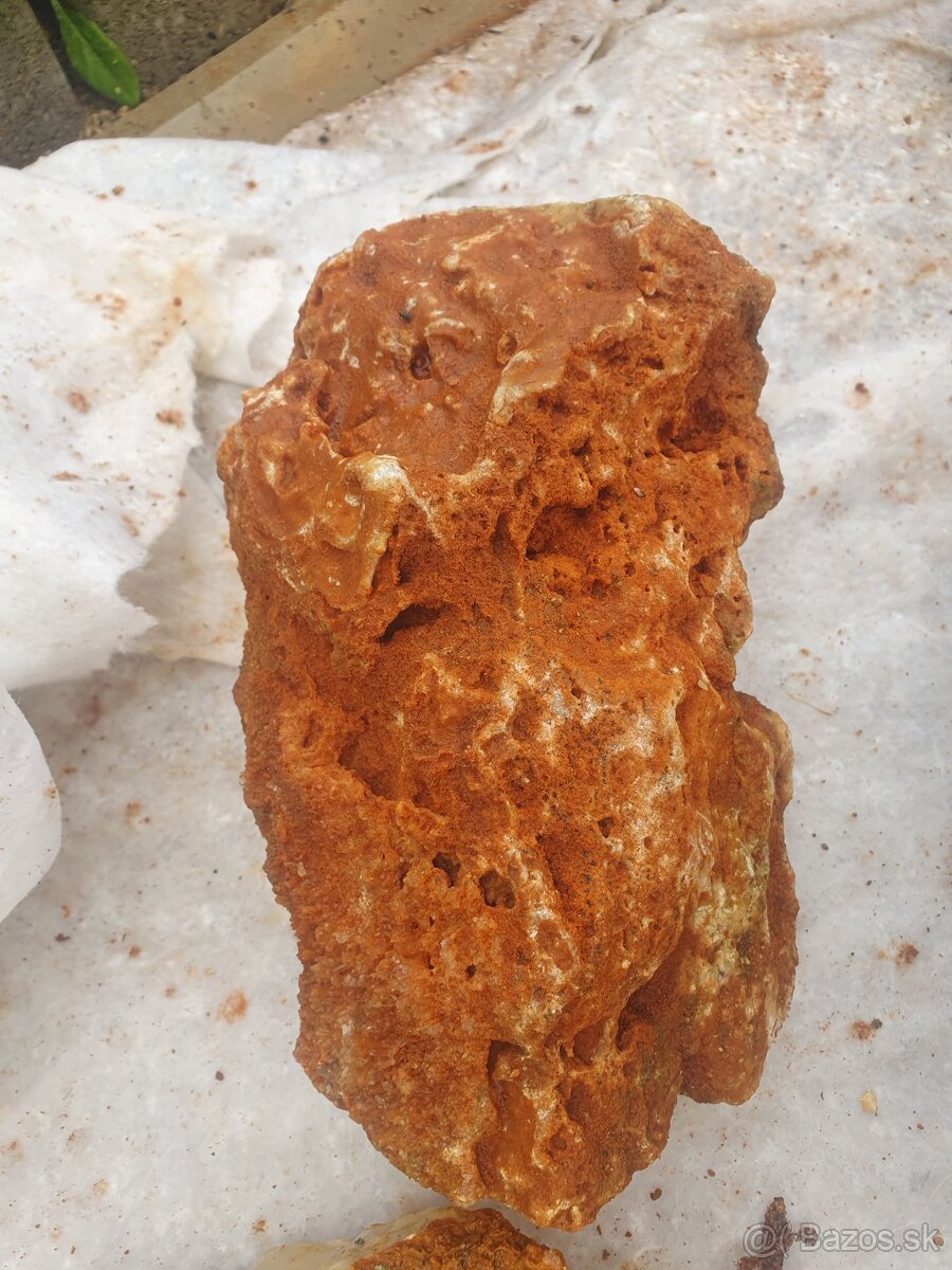 Predám okrasný kameň Vapenec s kryštálom - 9