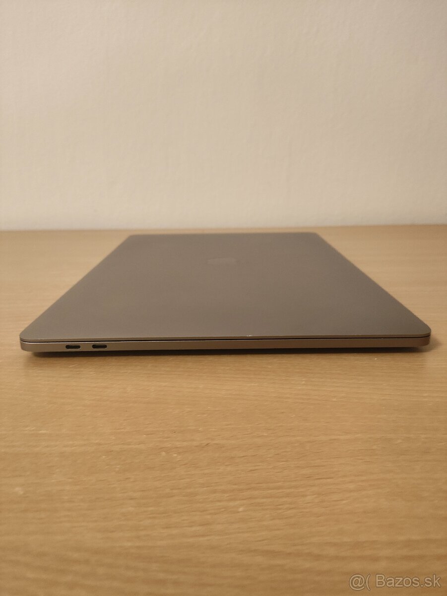 MacBook Pro 2017 15 | Core i7 • 16GB • SSD - 9