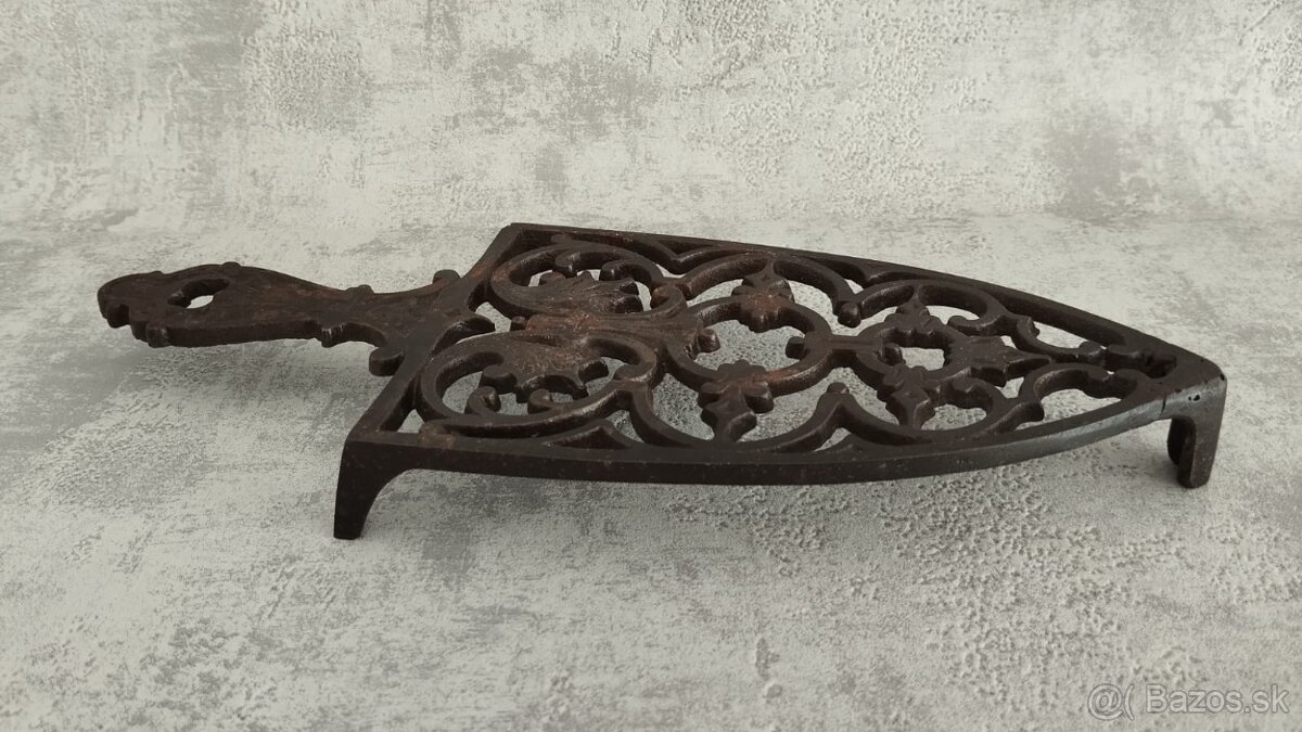 Krásná stará zdobená podložka pod starou žehličku. - 9