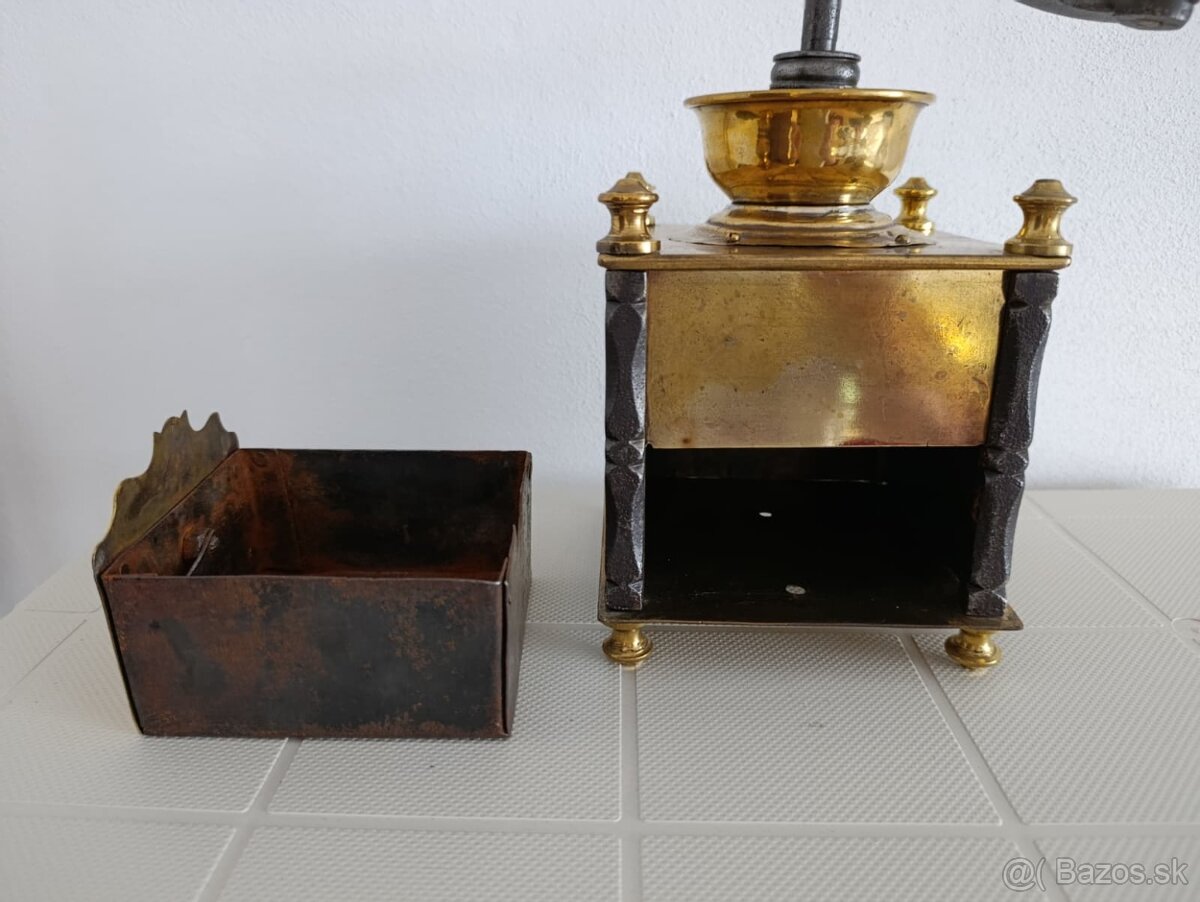 Krásný starožitný mlyncek na kavu, ručně kované sloupky. - 9