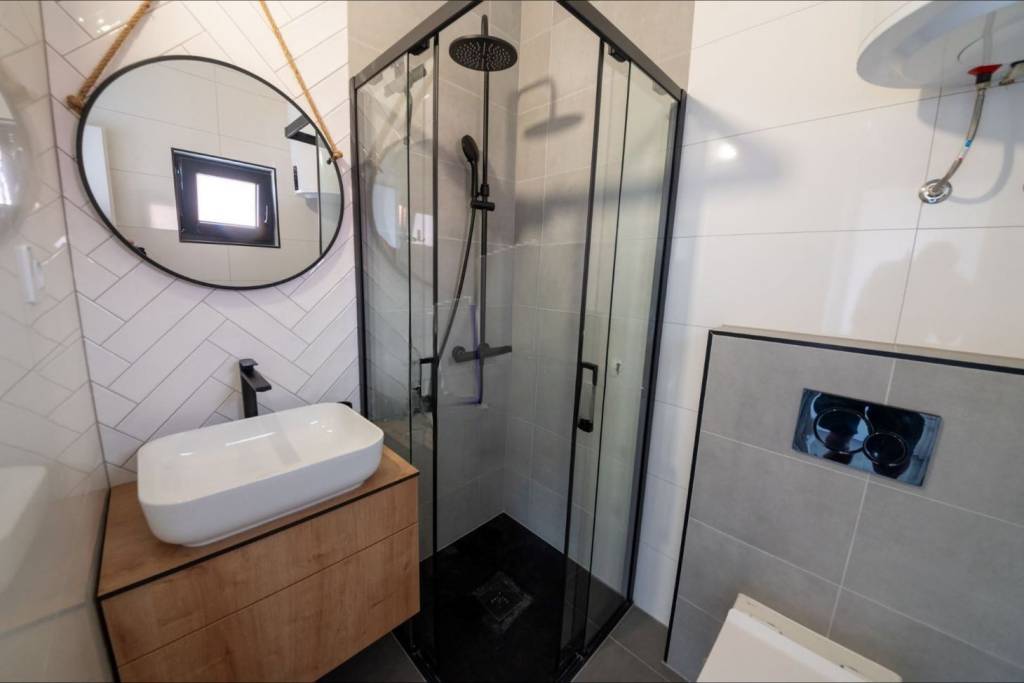 CHORVÁTSKO - Dom so štyrmi apartmánmi 100 m od mora - VRSI, - 9