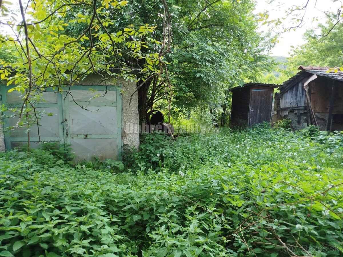 Veľký stavebný pozemok s rodinným domom v tichom prostredí . - 9