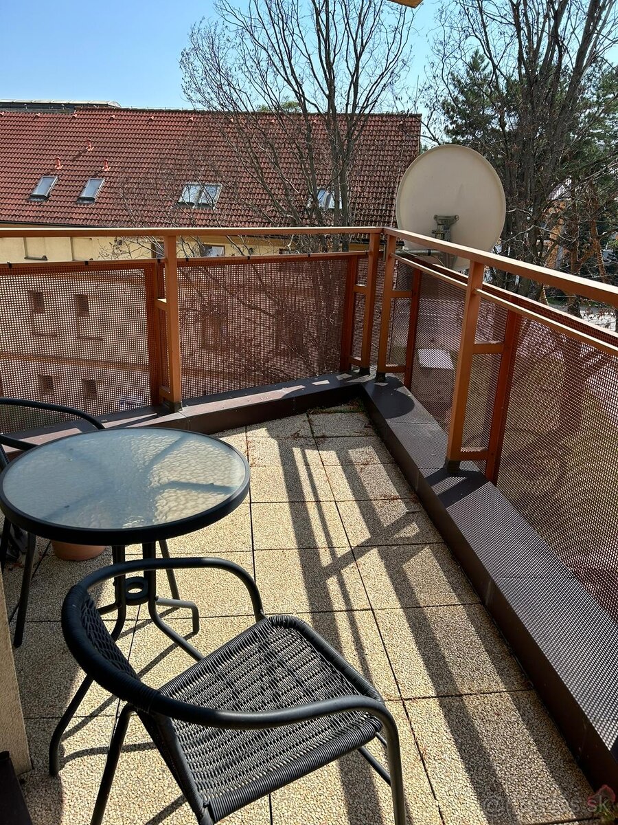 Prenájom priestranného bytu v centre Popradu - 9