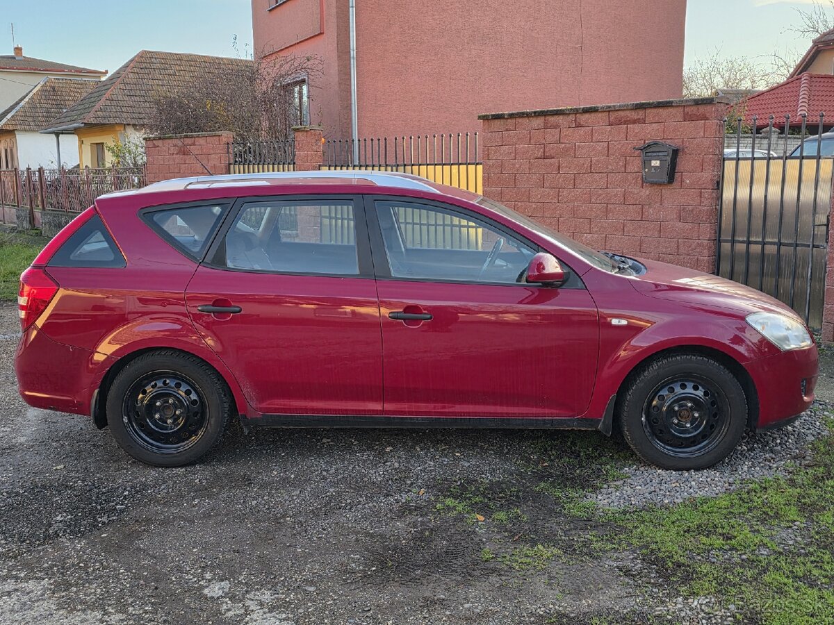 Kia Ceed SW 1.6 16V • Benzín • 85kw • Mod. 2010 - 9