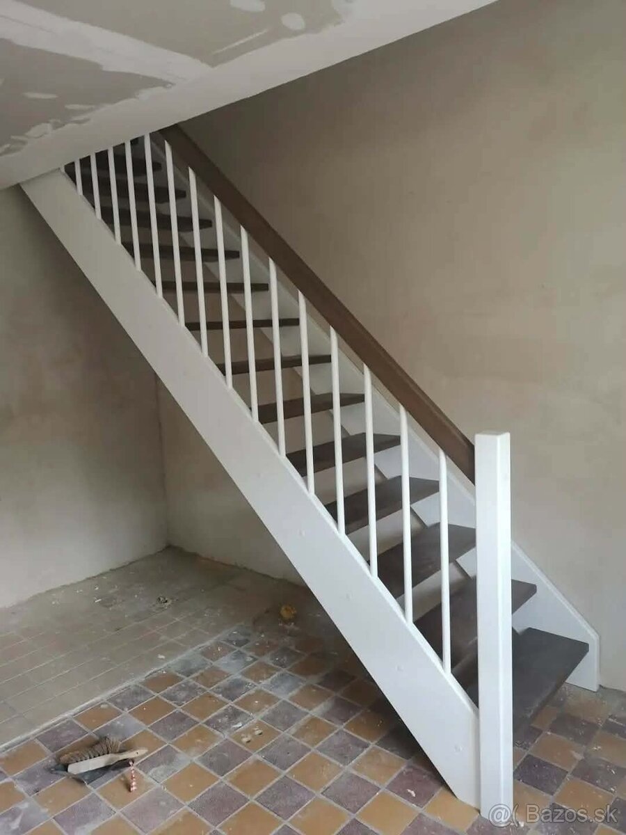 Samonosné drevené schody so zábradlím - 9