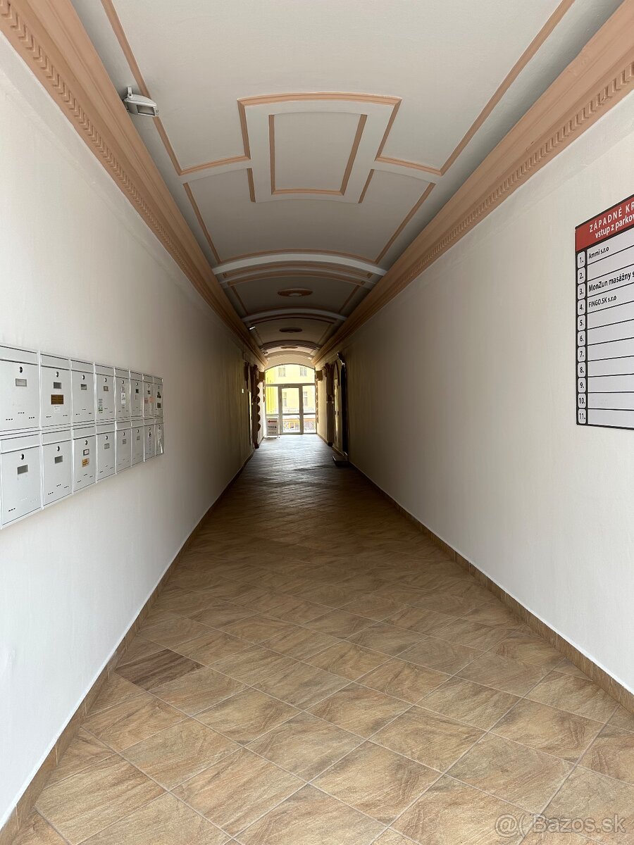 Kancelária s parkovaním - 9