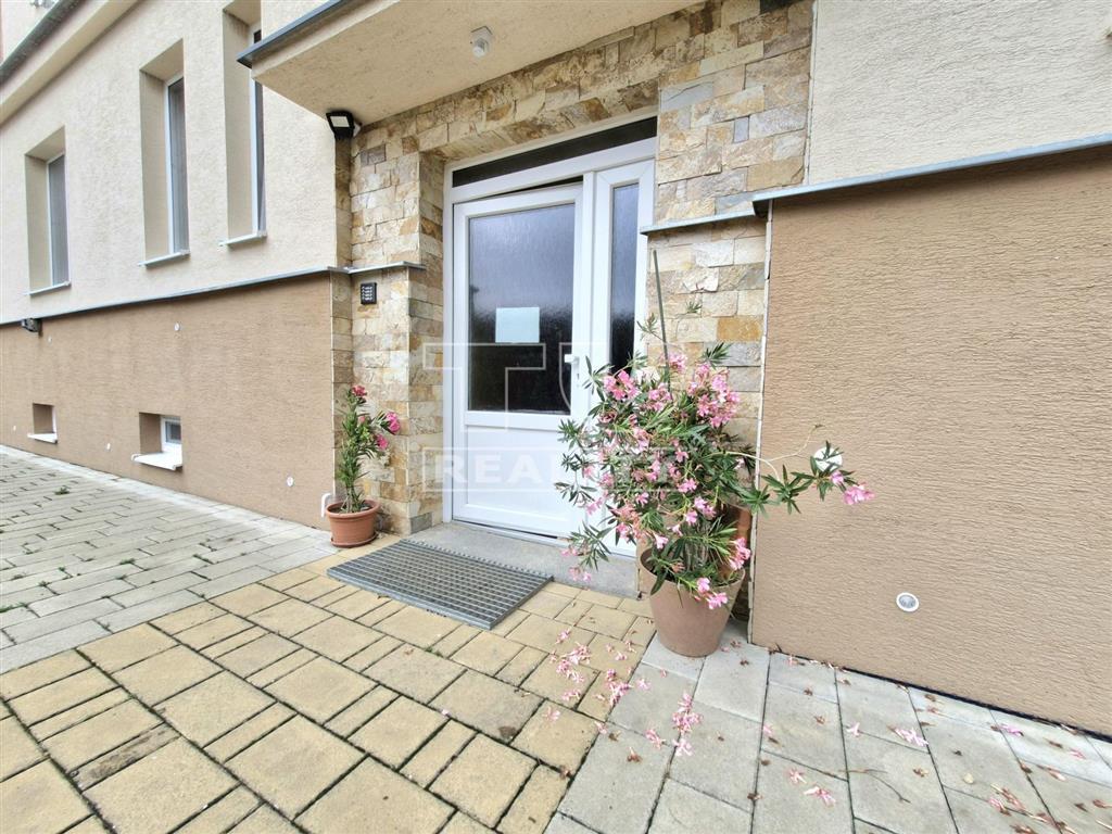 Na predaj rozľahlý 3-izbový byt s rozlohou 108 m2 v... - 9