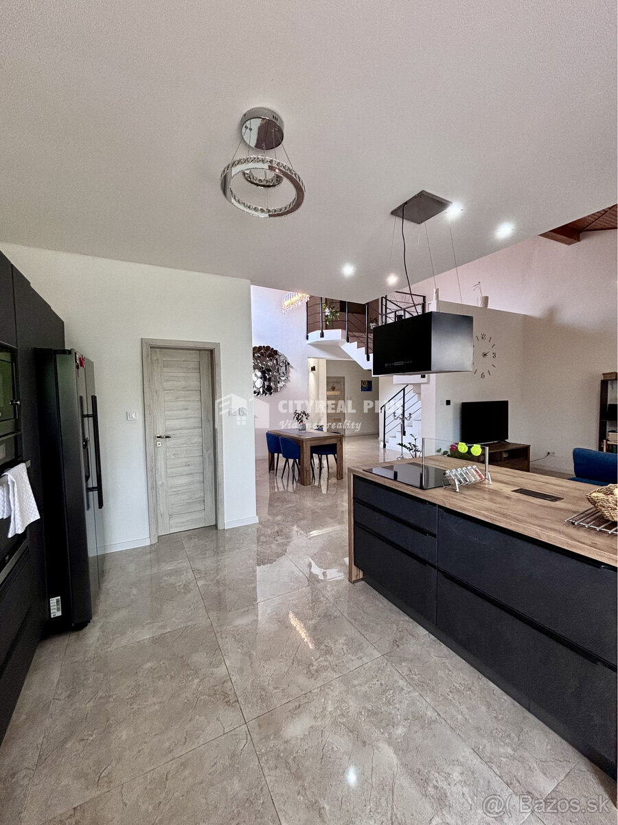 Ponúkame Vám na predaj moderne zrekonštruovaný poschodový ro - 9