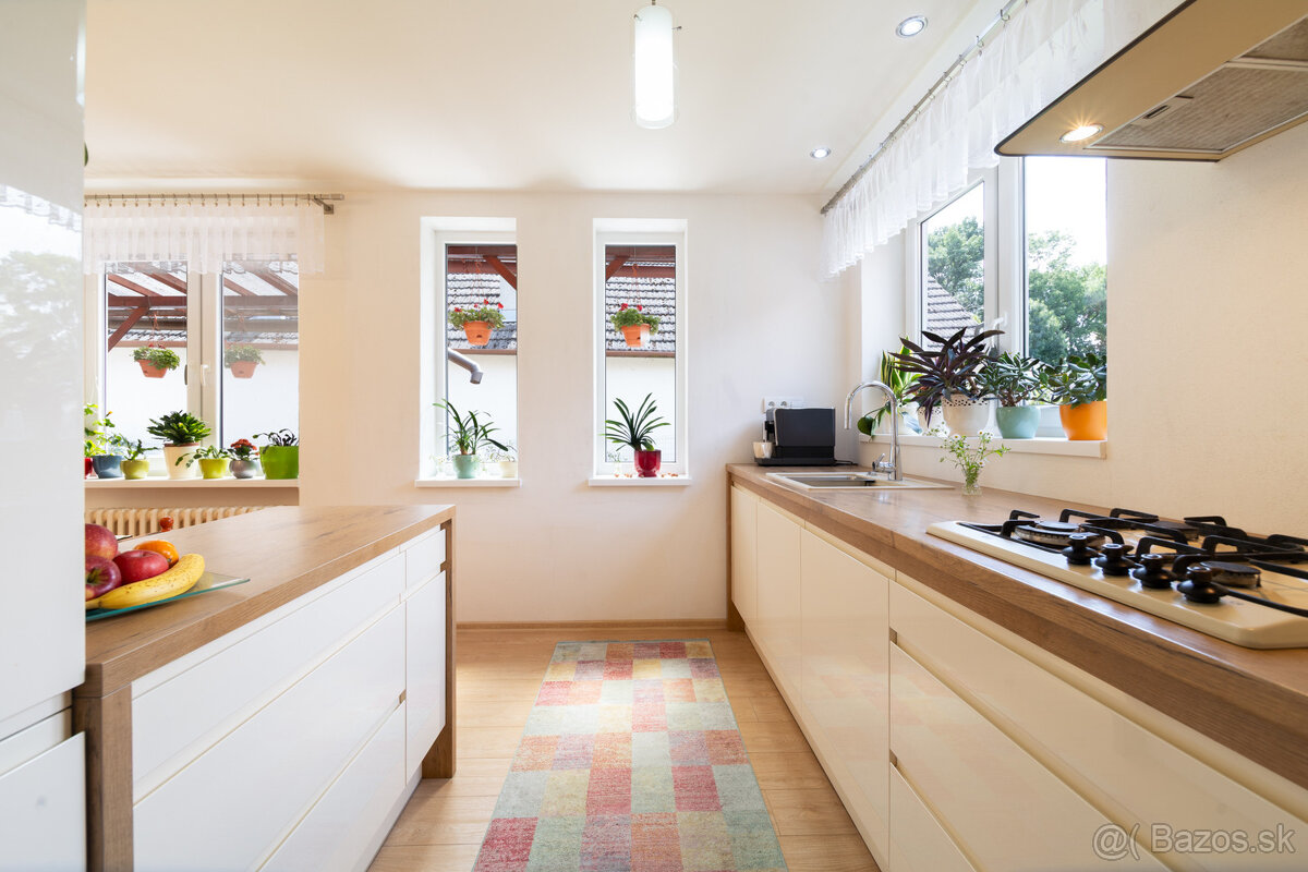 REZERVOVANÉ: Na predaj priestranný dom s veľkým pozemkom v P - 9