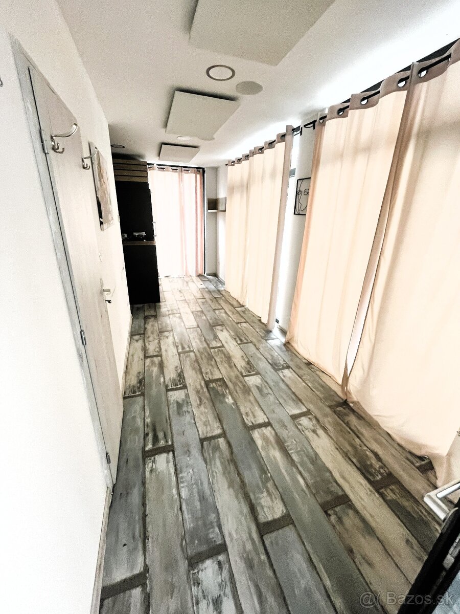 Na prenájom presklený priestor v centre Lučenca - 9