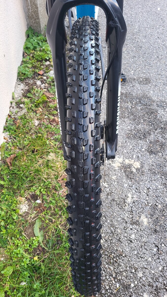 Predám veľmi ľahký bicykel CUBE REACTION C:62 (veľkosť XL) - 9