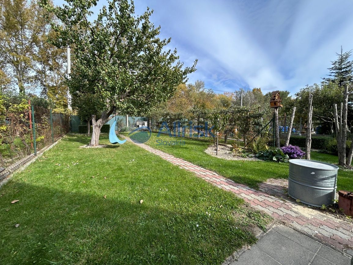 Murovaná podpivničená chata s okrasnou záhradou v osobnom vl - 9