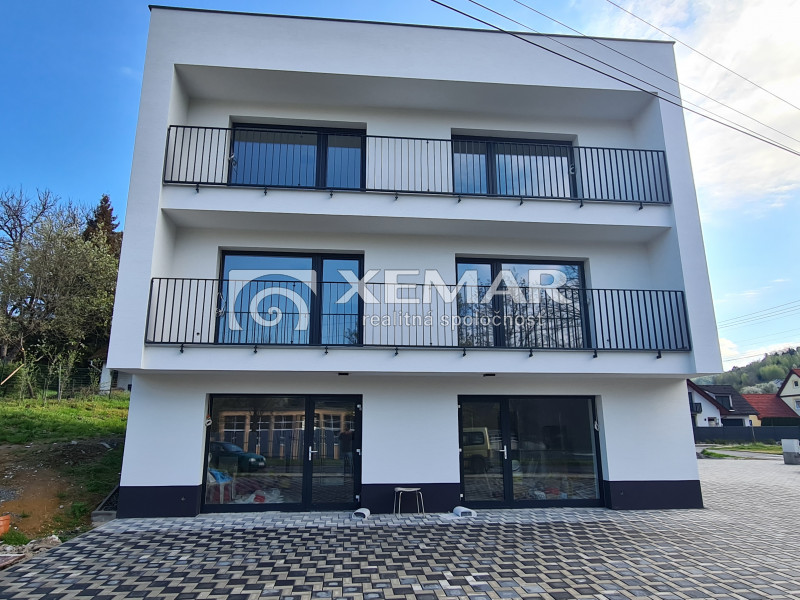 Na predaj obytný priestor s terasou v rodinnom dome v Hri... - 9