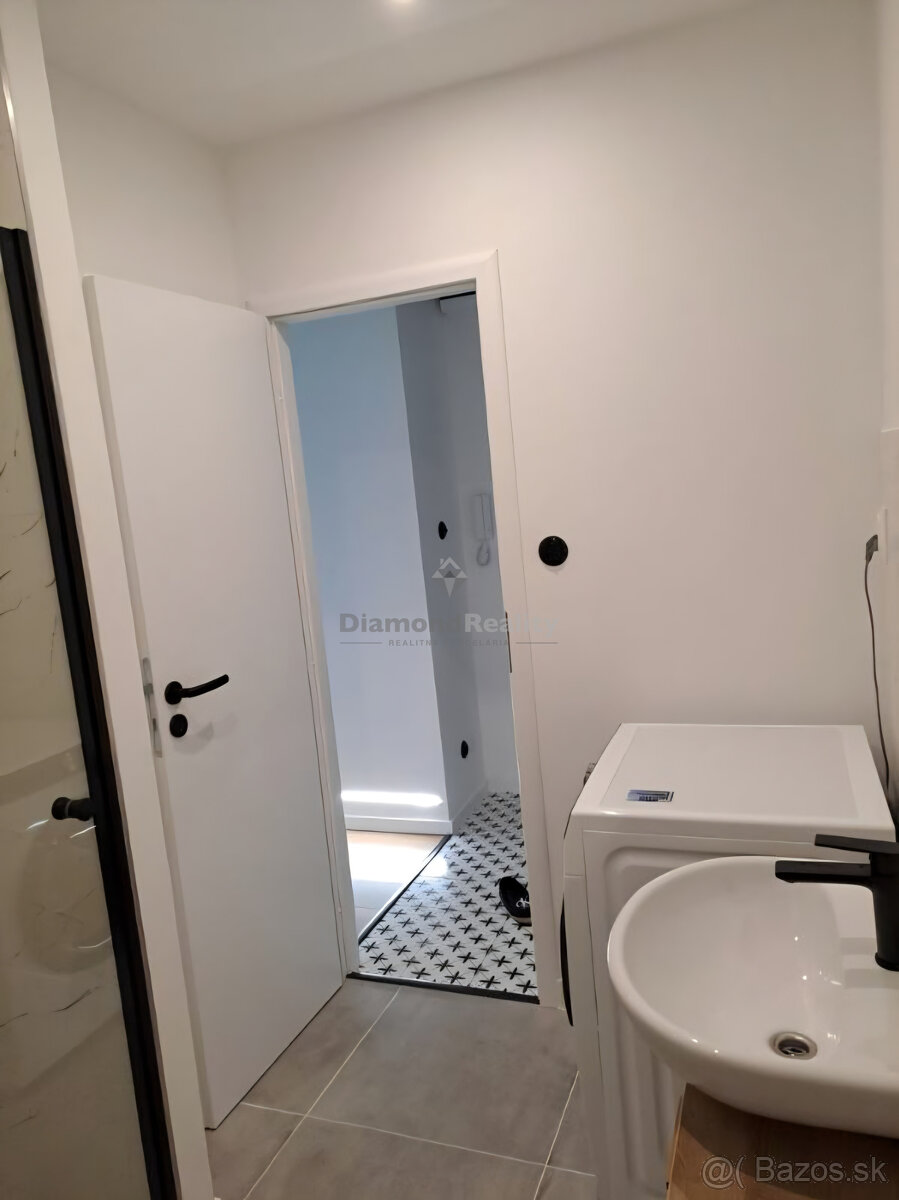 NA PREDAJ KOMPLETNE ZREKONŠTRUOVANÝ BYT | ZIMNÁ ULICA | 40m² - 9