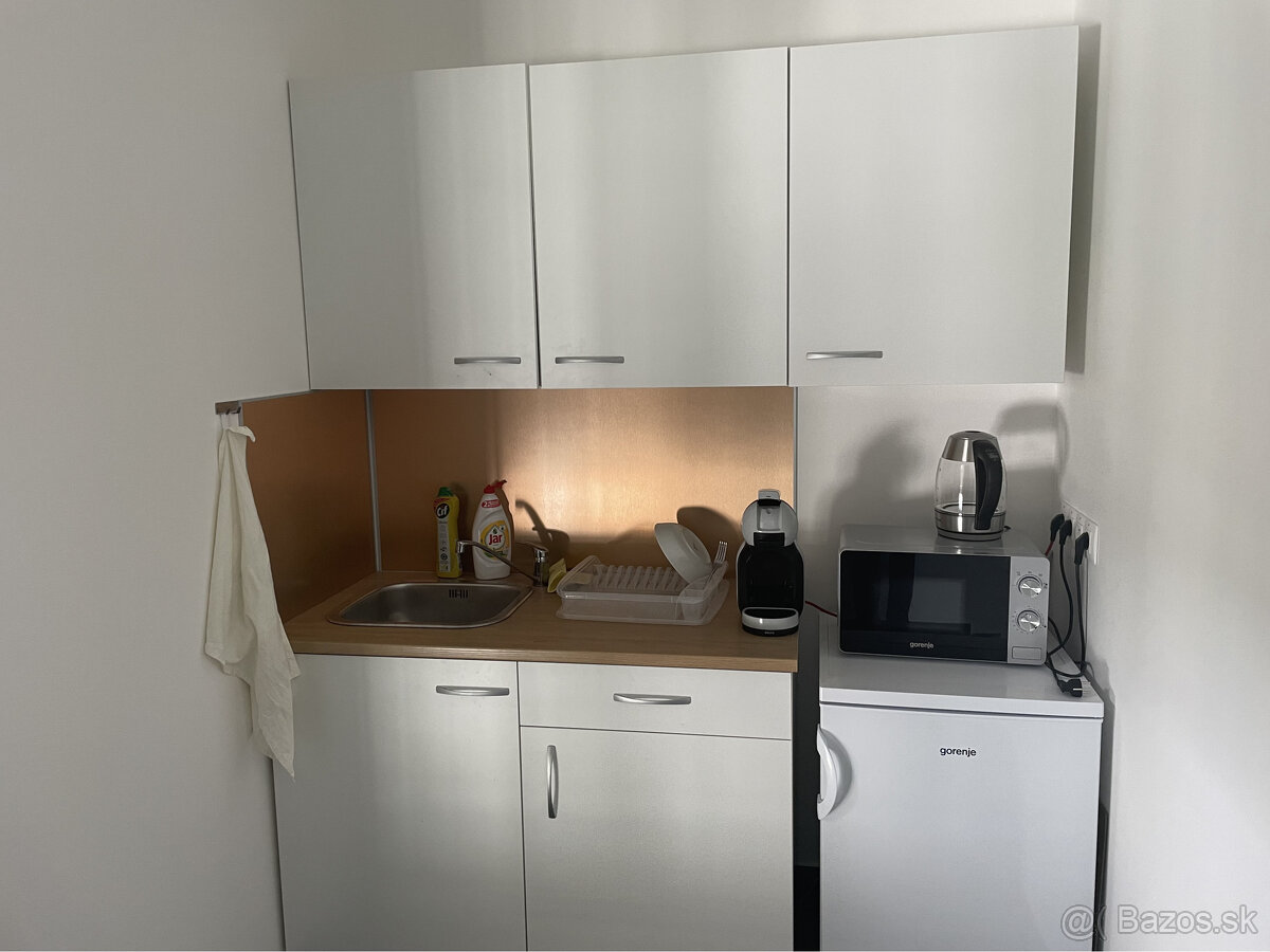 Prenájom výrobno-skladového priestoru 900 m² v časti Bratisl - 9