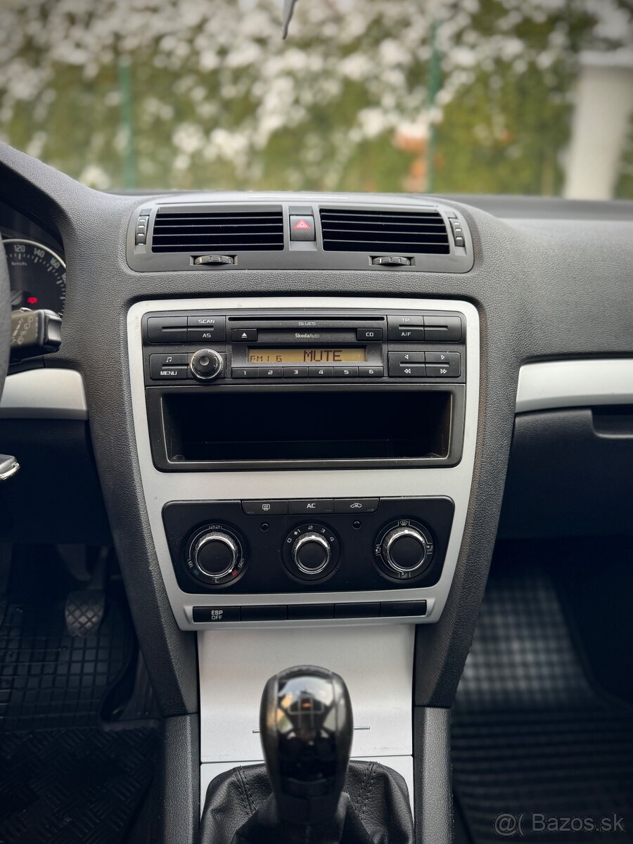 ŠKODA OCTAVIA COMBI 1.6 MPi - 9