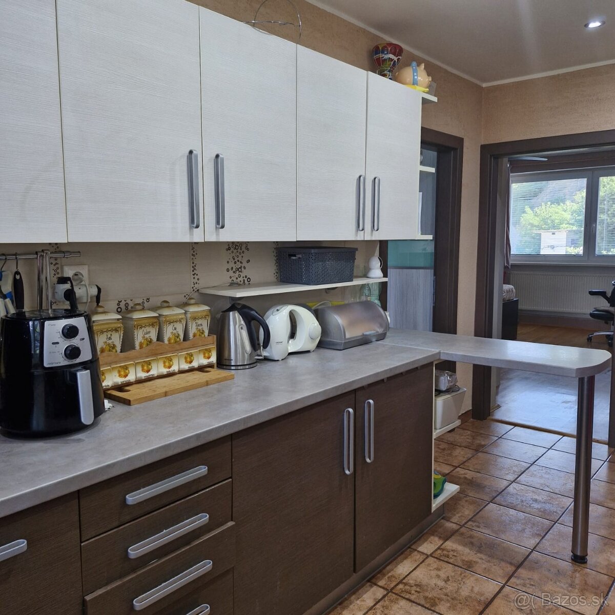 Predáme 3-izbový byt s balkónom, garážou a záhradkou v P.B. - 9