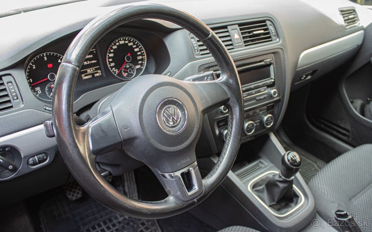 Volkswagen Jetta 1.6 TDI Comfortline - 9