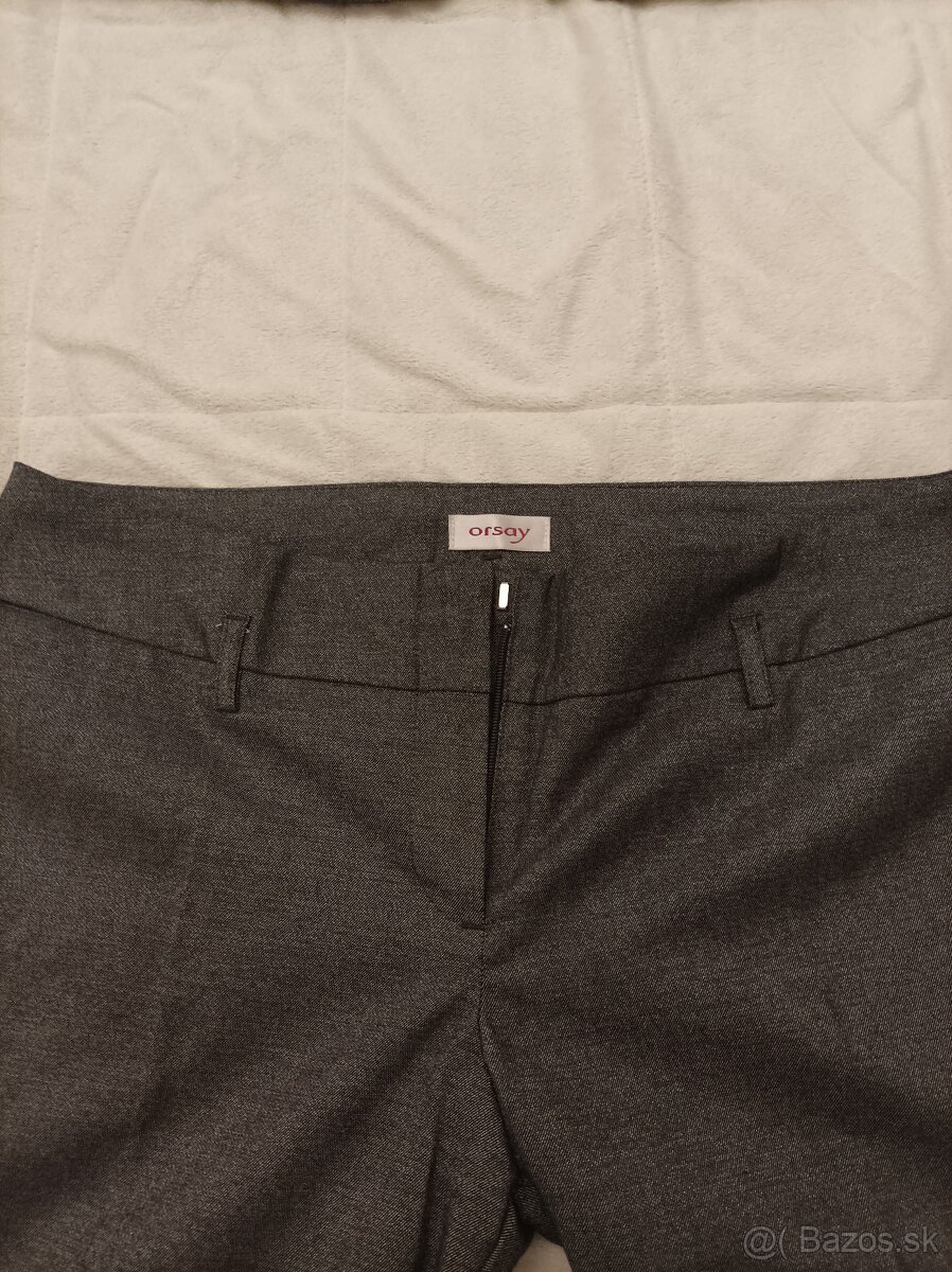 Šedí, lesklý dámsky kostým - 9