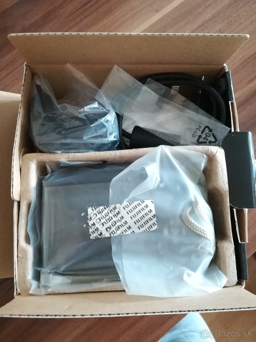 Digitálny fotoaparát Fujifilm XP80 čierny - 9