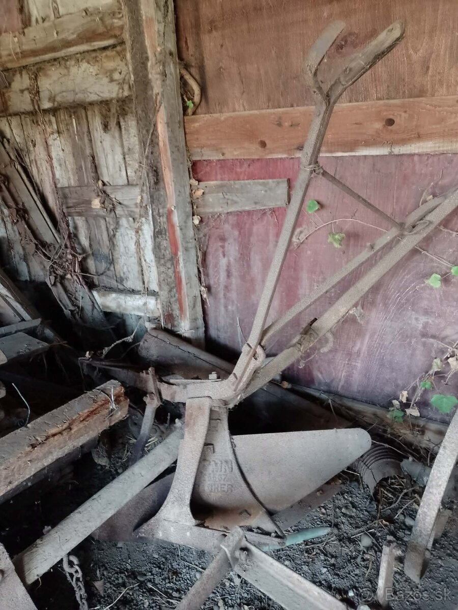 Staré pluhy,brány,sejačka,valec... - 9