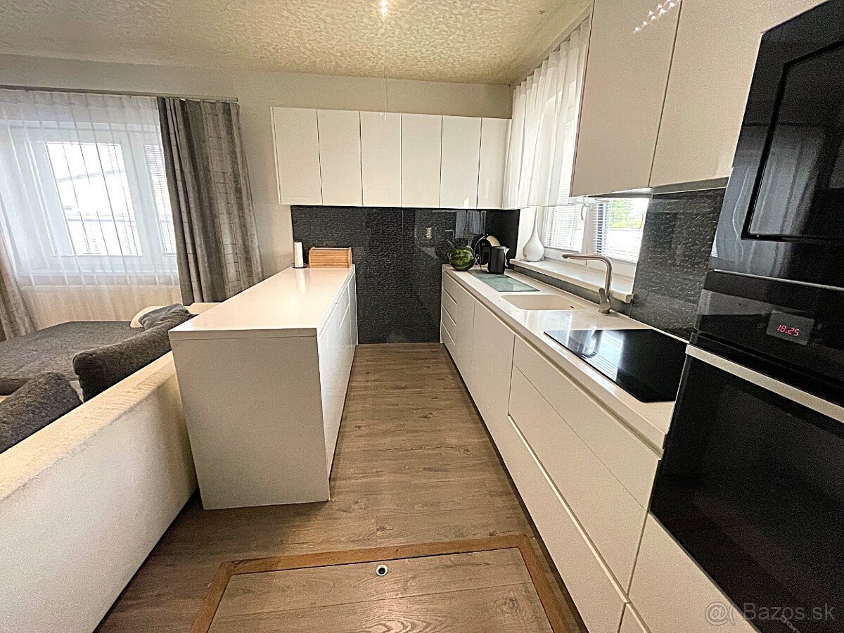 Kompletne zrekonštruovaný rodinný dom s bazénom - 9