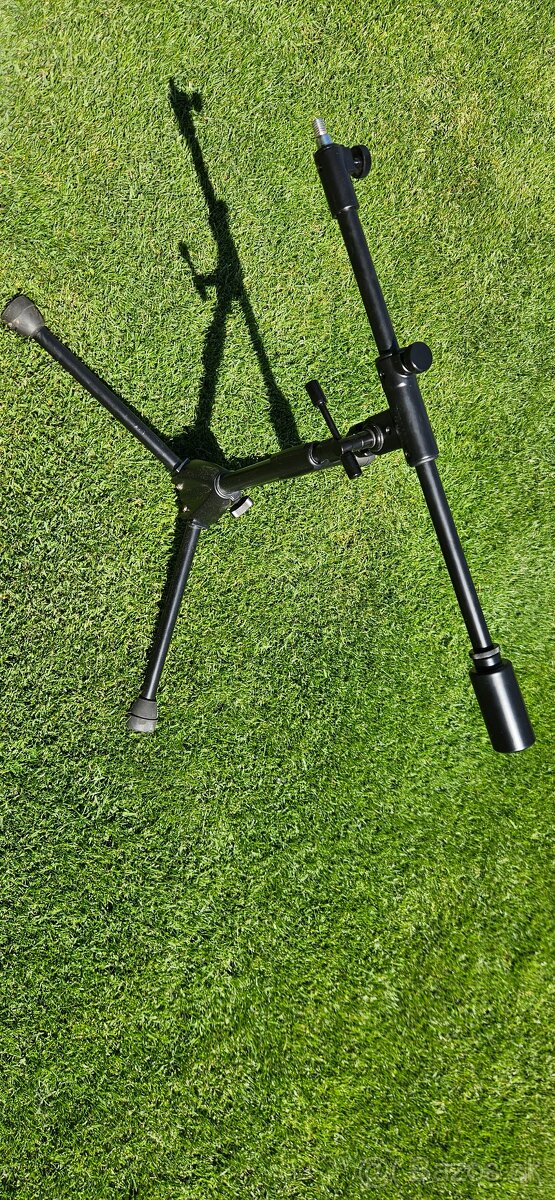 Stojany na mikrofóny, svetla, mix pulty, noty atď. - 9