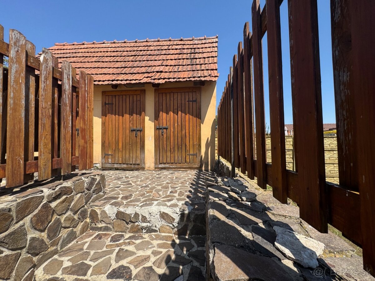 Veľký RD s bazénom v obci Petrova Ves - 2 samostatné bývania - 9