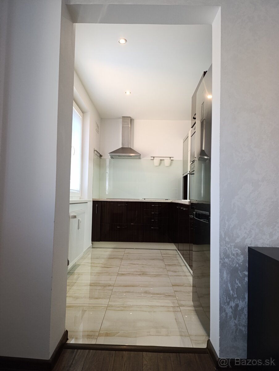 3-izbový byt s balkónom v obľúbenej časti Hlín - 9