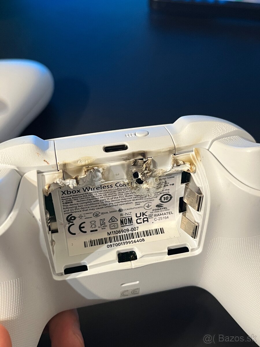 Xbox One S 1TB + 2 ovládače + 2 hry - 9