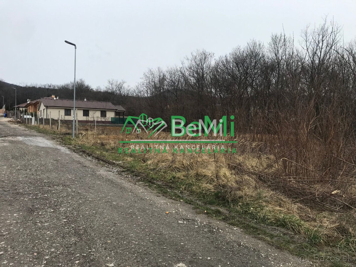 Pozemok Štitáre (800 m2) ,v slepej uličke pod lesom ID 539- - 9