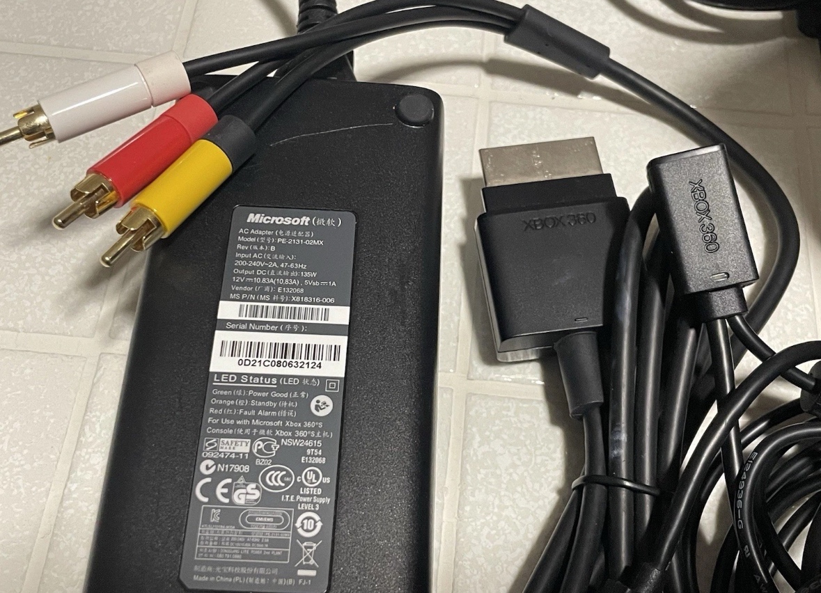 Xbox 360 Slim 320GB Gear Of War Bundle - 9