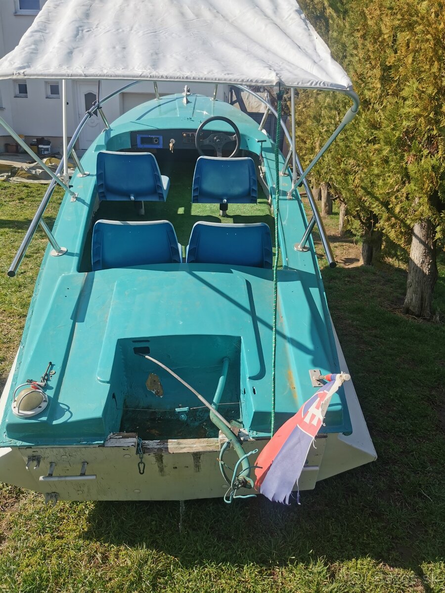 Laminátový motorový čln - 9