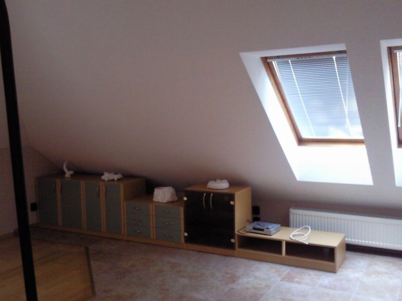 Prenájom – priestranný podkrovný byt v centre mesta - 9