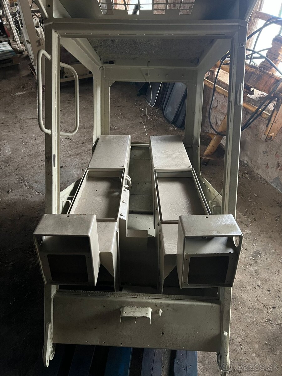 Locust 750 (unc) - 9