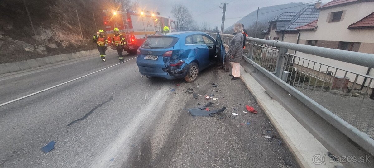 Hyundai i30 1.6 CRDi, 2016, manuál, havarované - 9