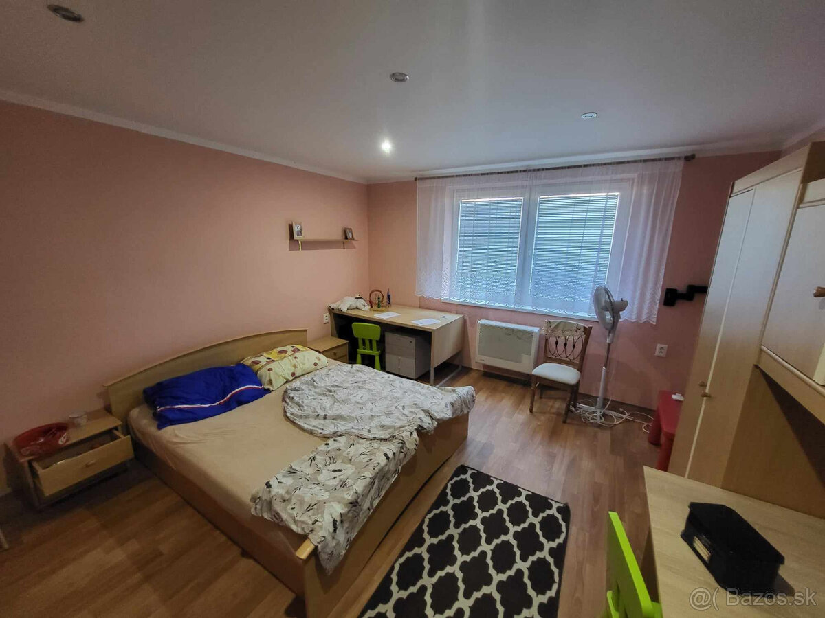 Tehlový 3 izbový rodinný dom v obci Bešeňov s veľkým pozemko - 9