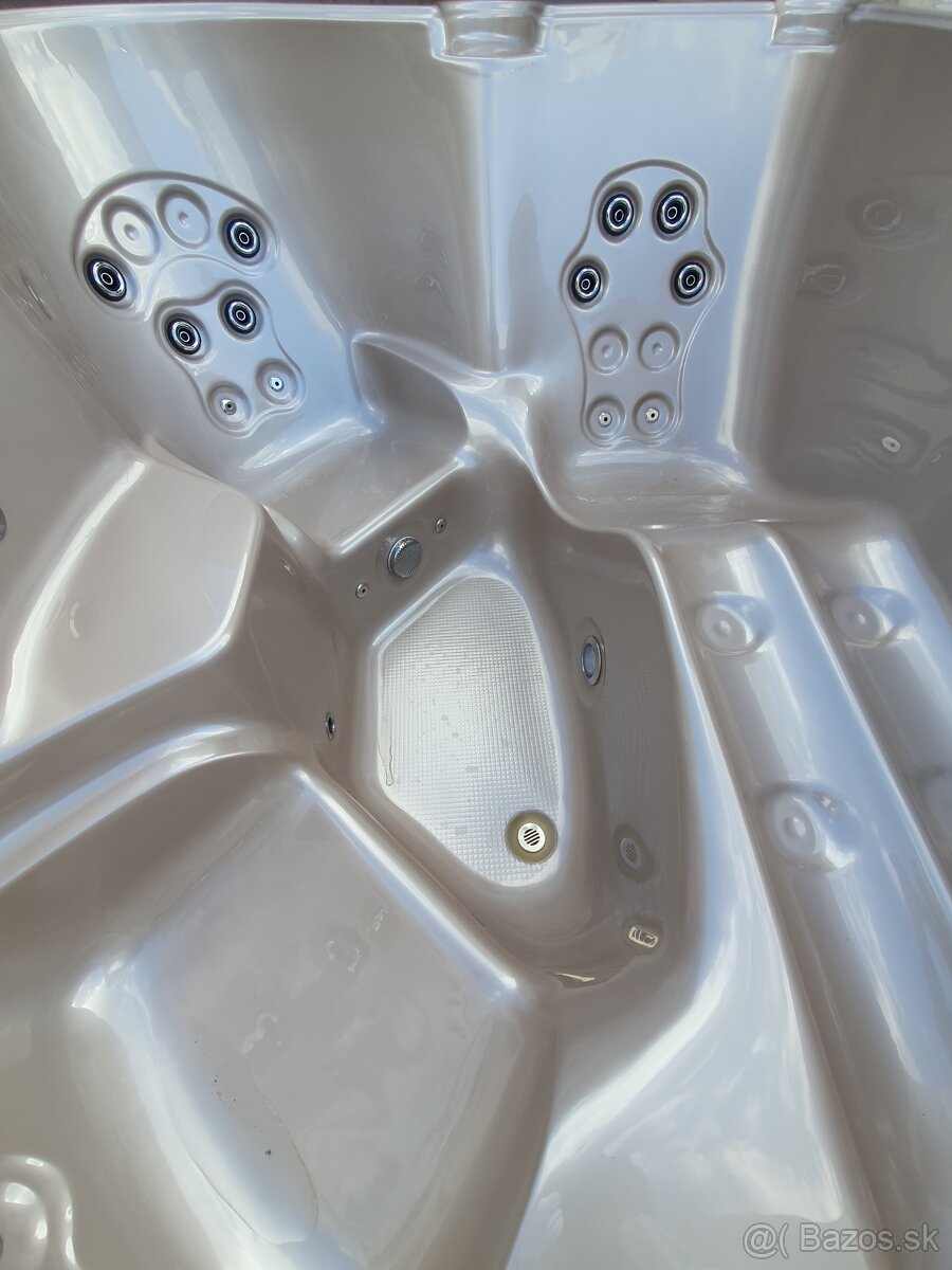 Hranatá akrylátová vírivka ECO Mini - 9