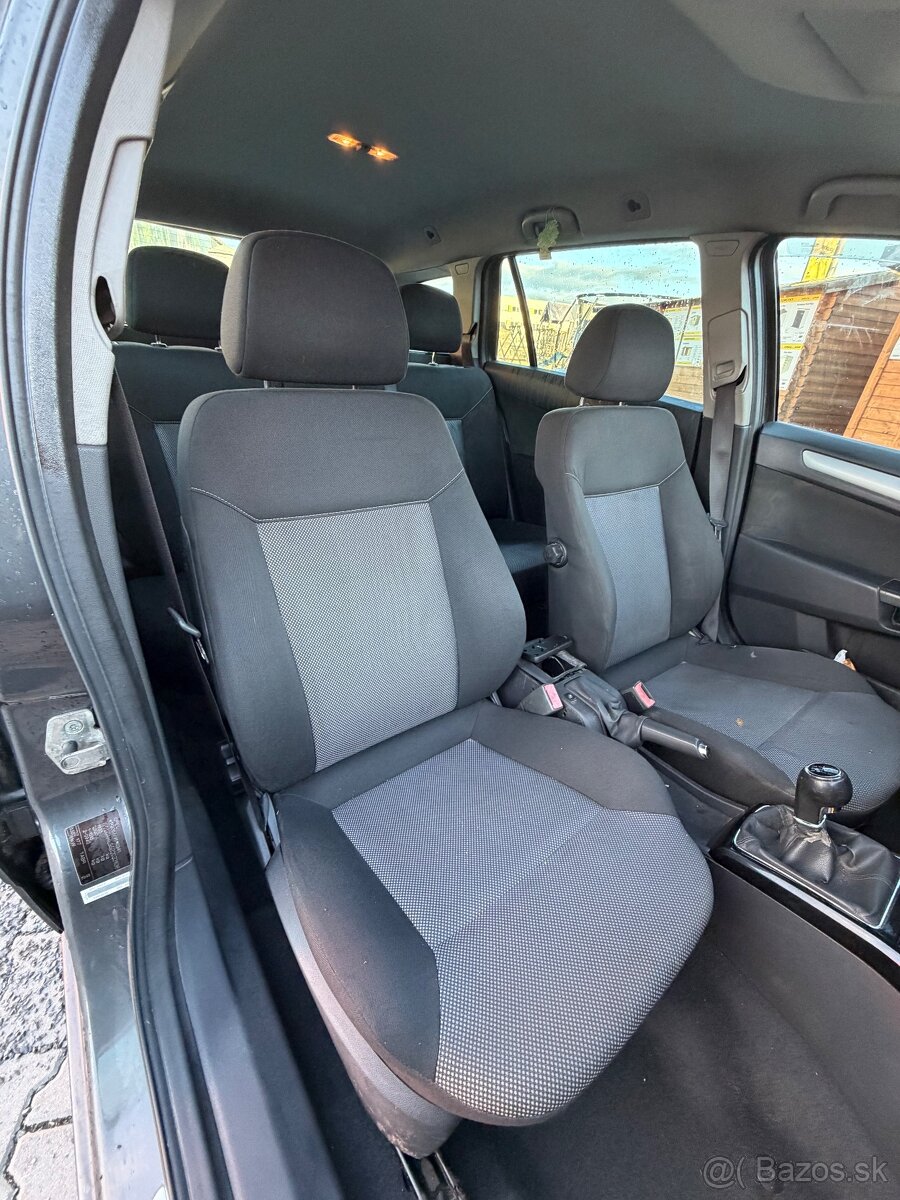 Opel Astra kombi 1.7cdti model 2011 - 9