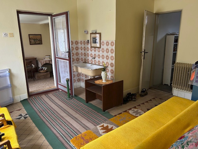 Na predaj: Rodinný dom s veľkým pozemkom v pokojnej lokalite - 9