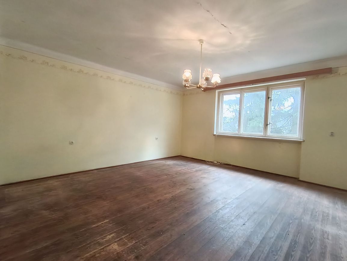 Dvojgeneračný rodinný dom na polosamote s pozemkom 21 087 m² - 9