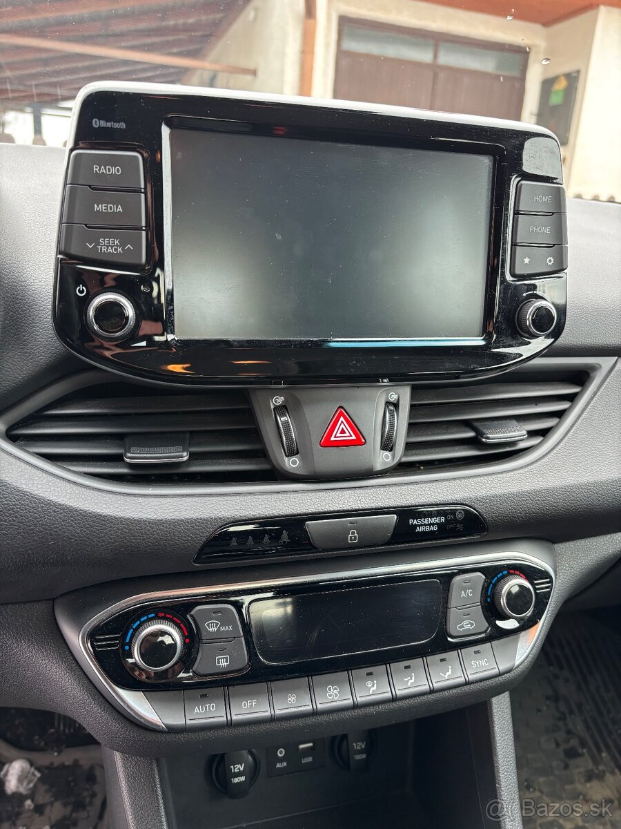 Hyundai i30 Fastback 1.4 T-GDI 103 kW – TOP STAV, 103 000 km - 9