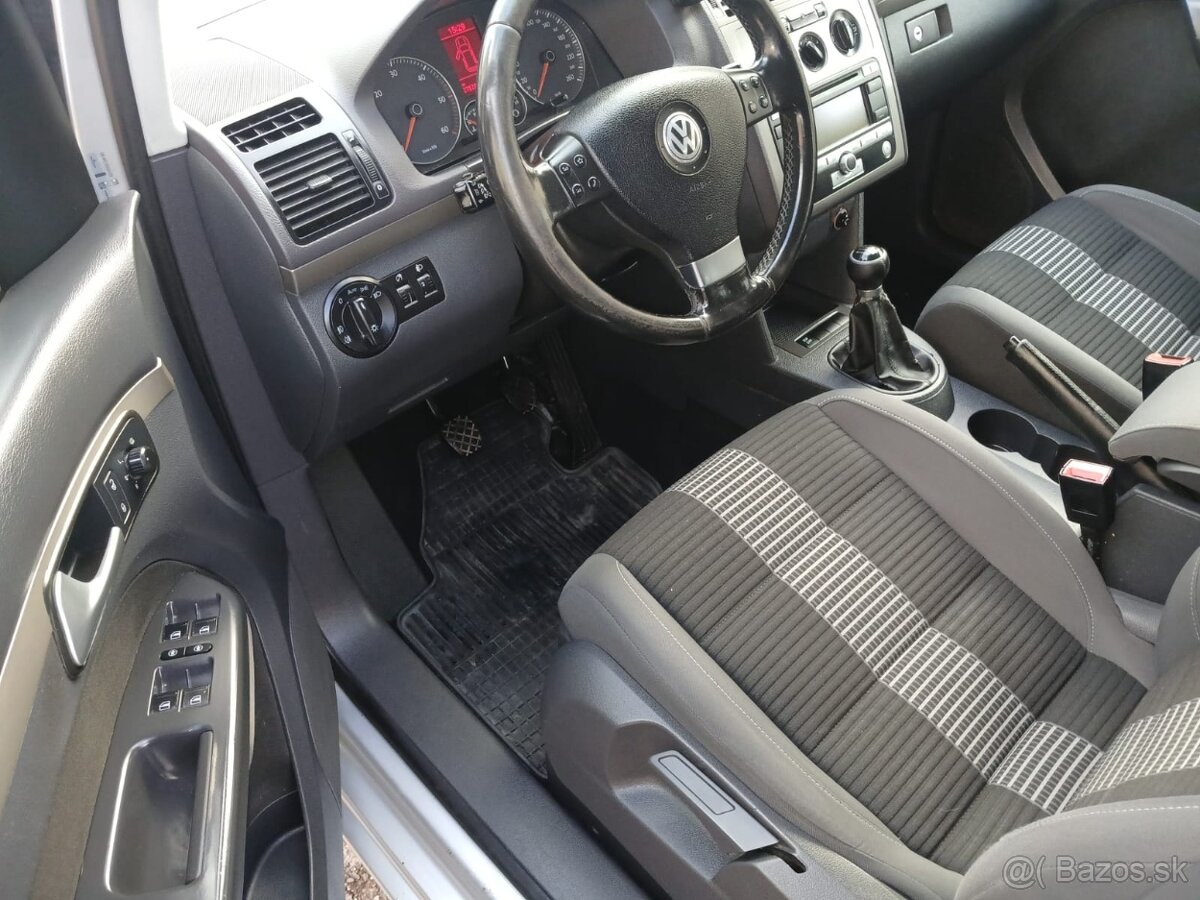 Volkswagen Touran 7-miestný - 9