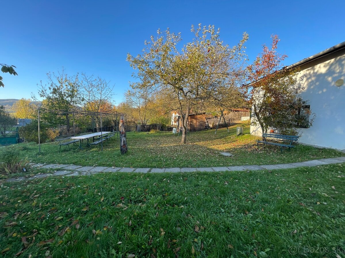 Predam pozemok s rozlohou 916 m² s chatkou a garážou - 9