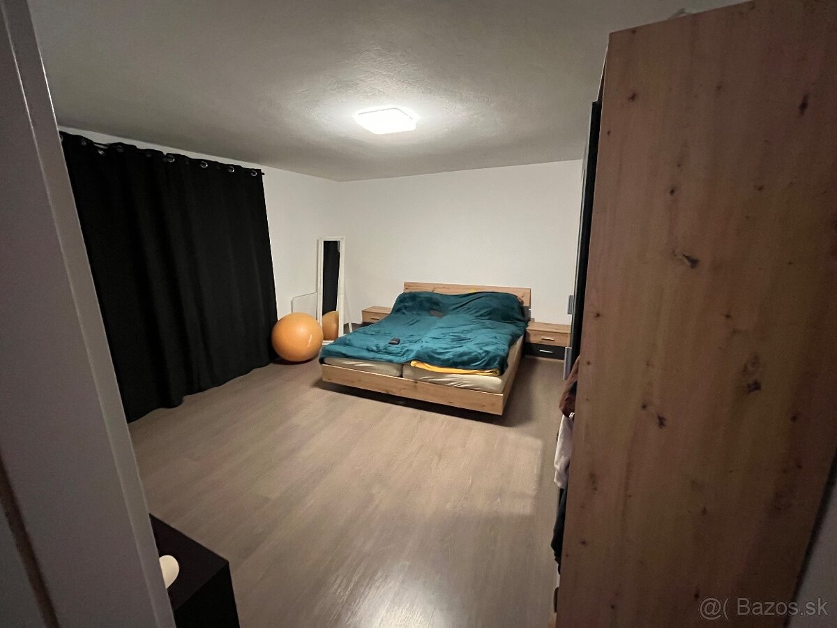 Predám 4-izbový rodinný dom v obci Veľké Zálužie - 9