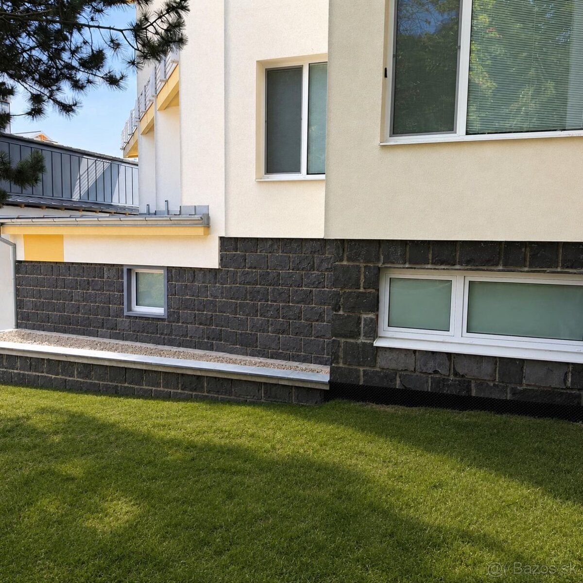 NA PREDAJ: 2i apartmán v srdci Donovál - 9